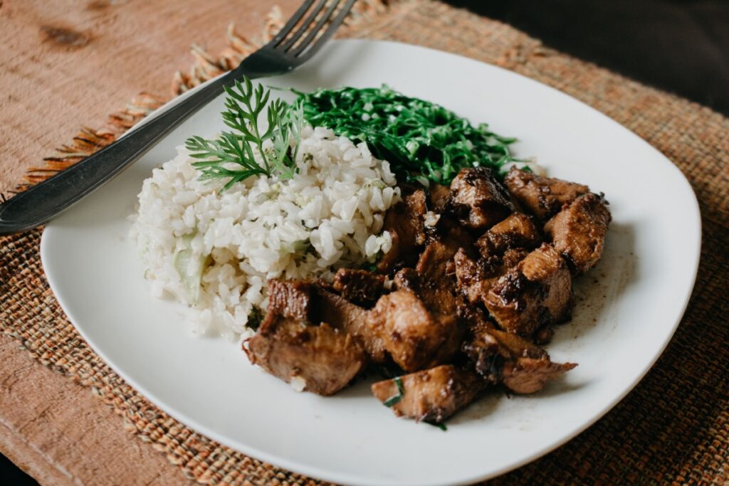 鶏肉と白米（タンパク質と炭水化物を摂れる食事）